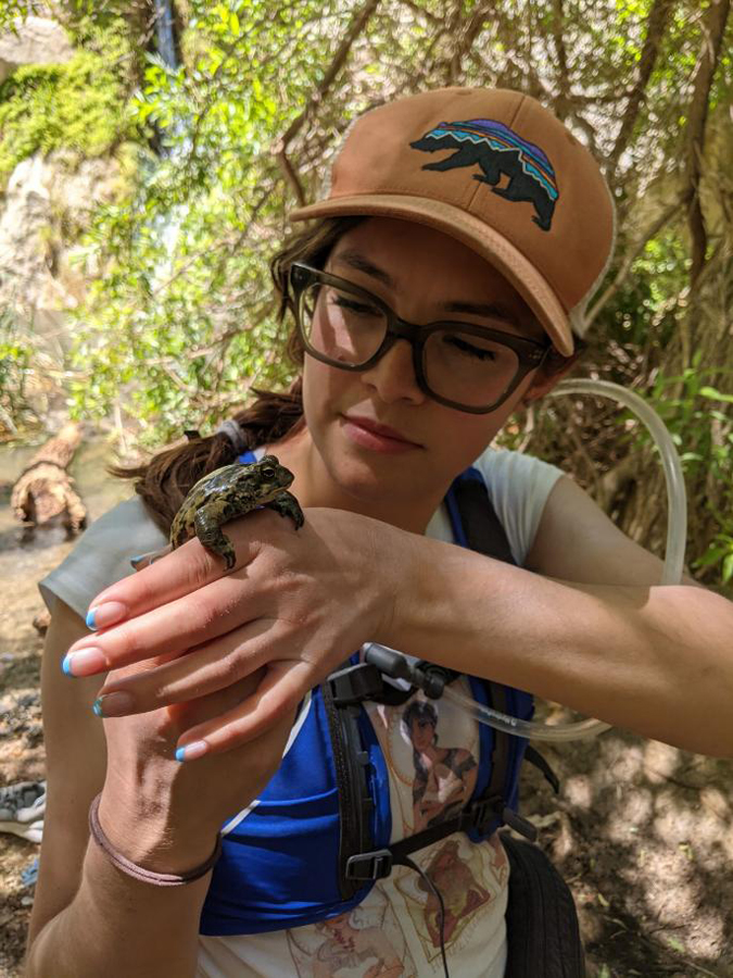 Diana Aguilar Gómez holding a frog